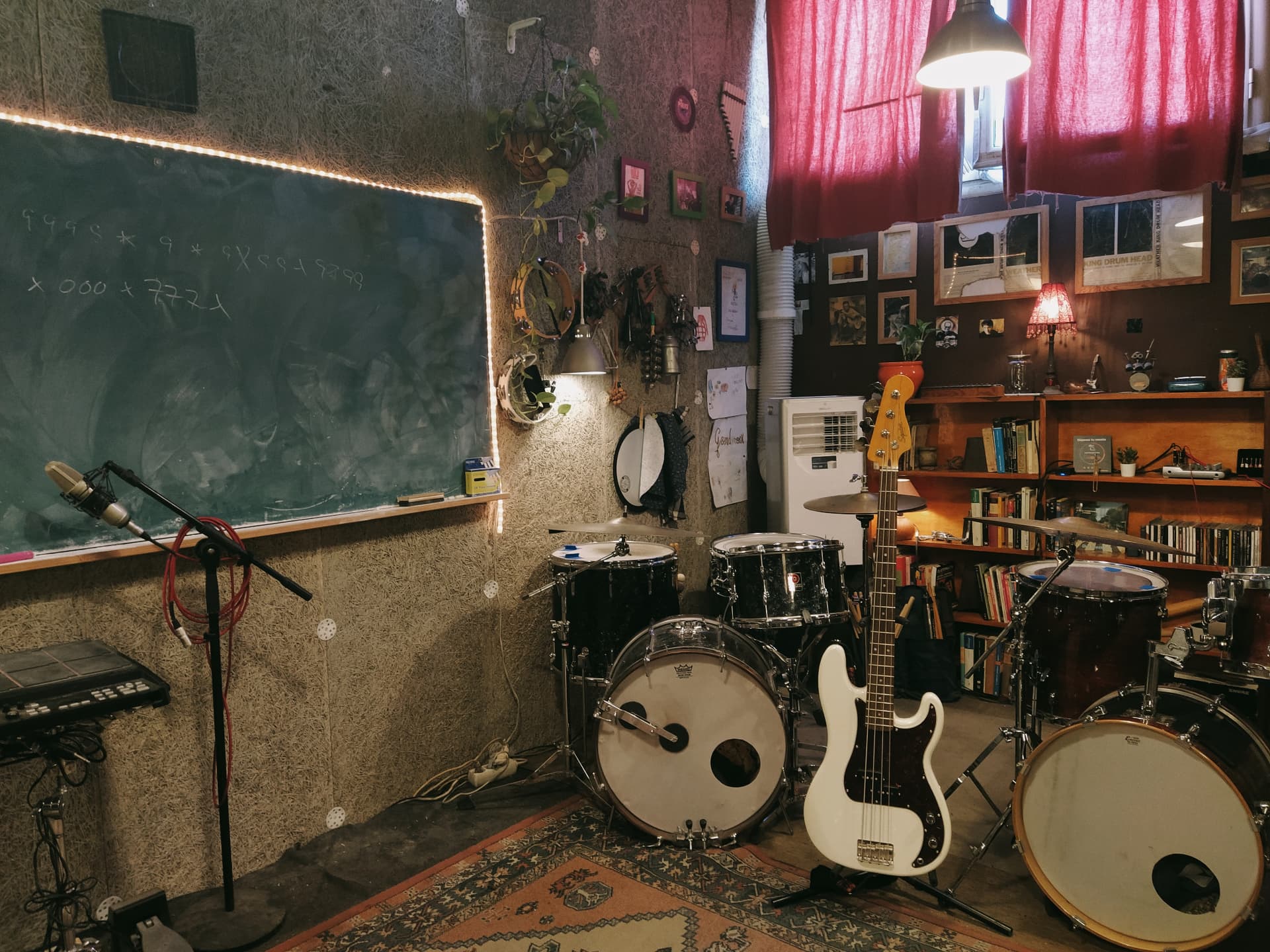 Estudio de música para clases de bajo en Barcelona