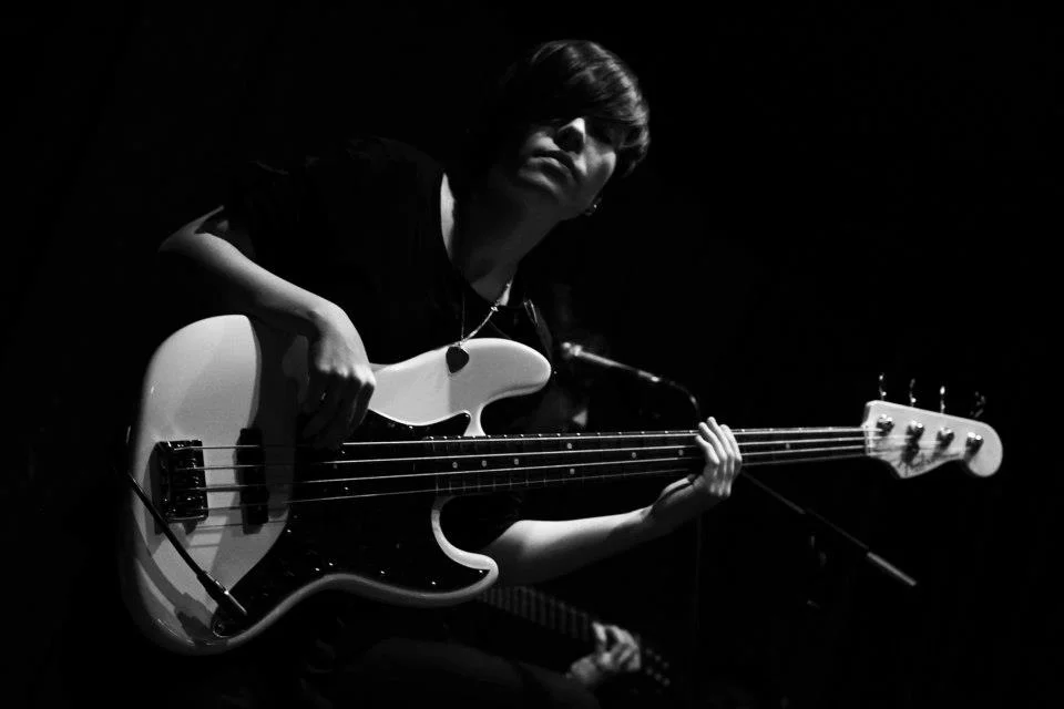 Nat González tocando el bajo en directo