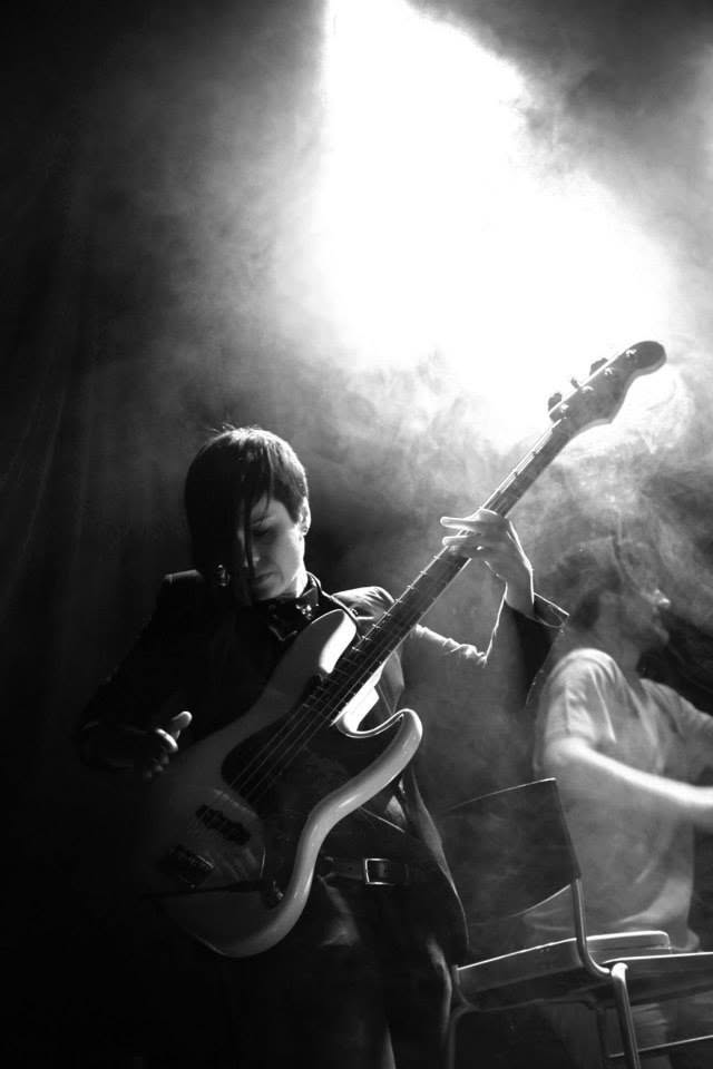 Nat González tocando el bajo en directo